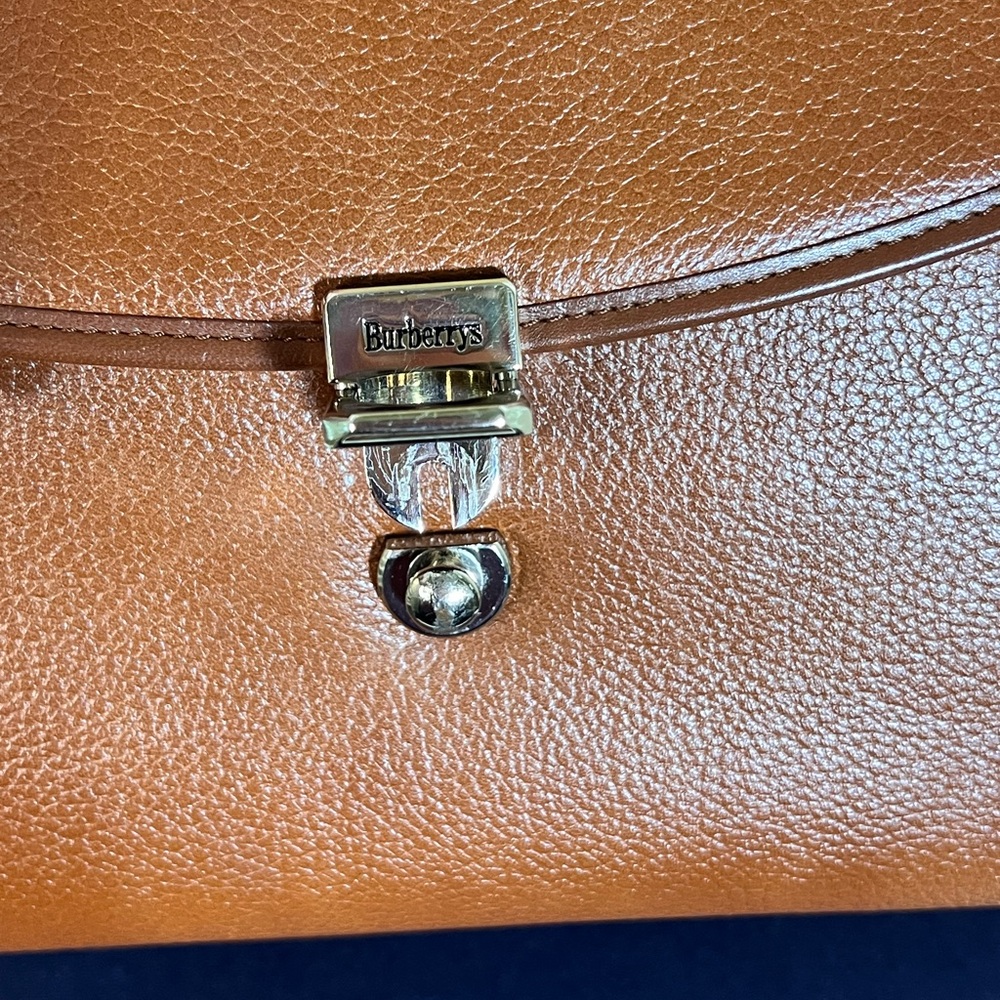 Vintage Burberrys Brown Leather Bag with Plaid Lining - Picture 4 of 16